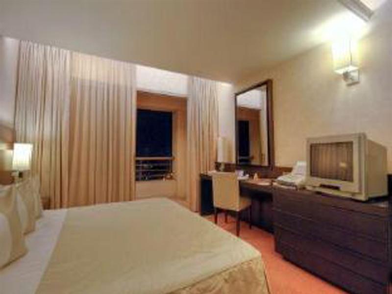 Hotel Ramada Plaza by Wyndham Beirut Raouche Zewnętrze zdjęcie